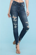 Load image into Gallery viewer, Sample of Under The Boardwalk Judy Blue Cropped Jeans