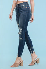 Load image into Gallery viewer, Sample of Under The Boardwalk Judy Blue Cropped Jeans