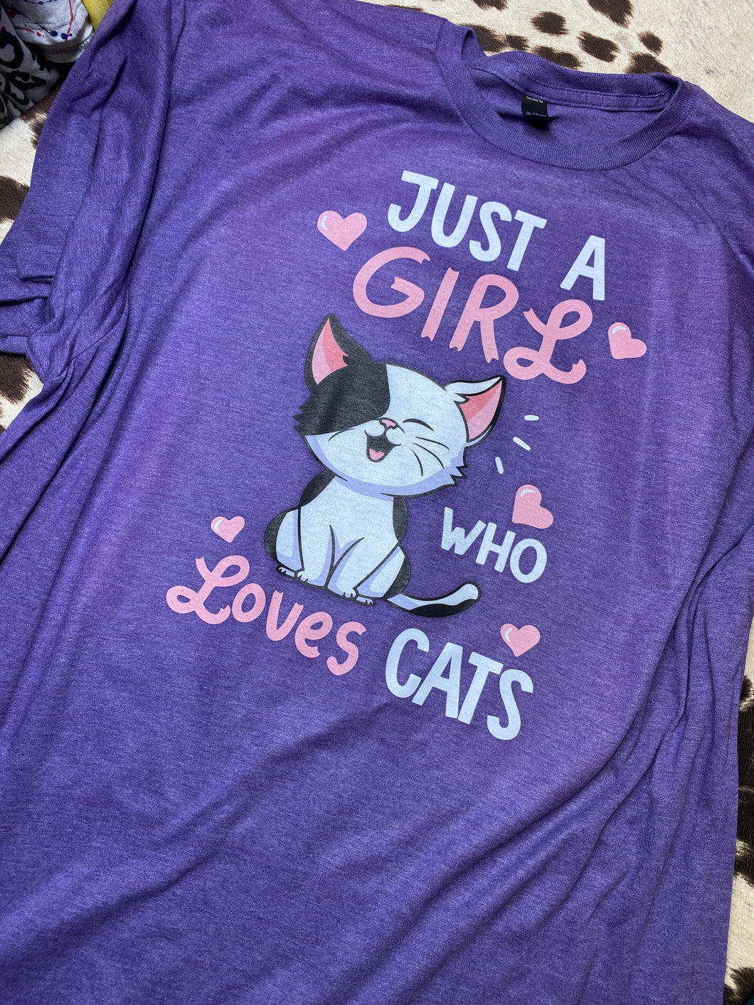 Just a girl who loves cats graphic tee