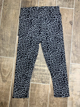 Load image into Gallery viewer, Snow leopard everyday capris
