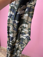 Load image into Gallery viewer, EVERYDAY essential leggings in camo
