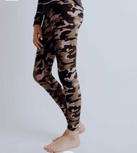 Load image into Gallery viewer, EVERYDAY essential leggings in camo
