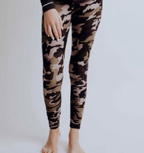 Load image into Gallery viewer, EVERYDAY essential leggings in camo
